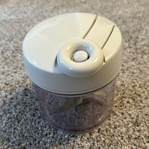 Pampered Chef Manual Food Processor, Like New - Picture 4 of 9
